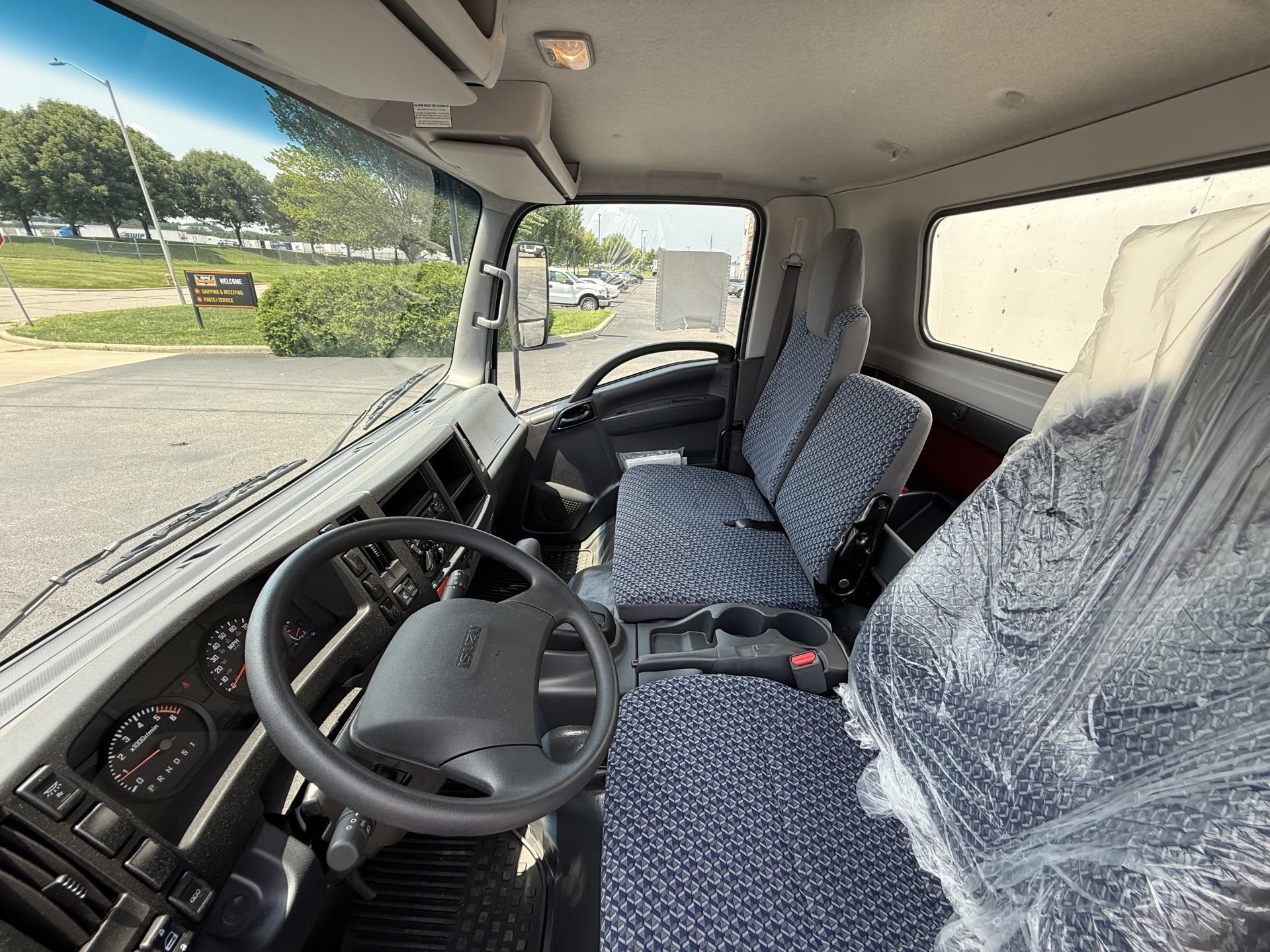 2025 Isuzu NPR photo 15