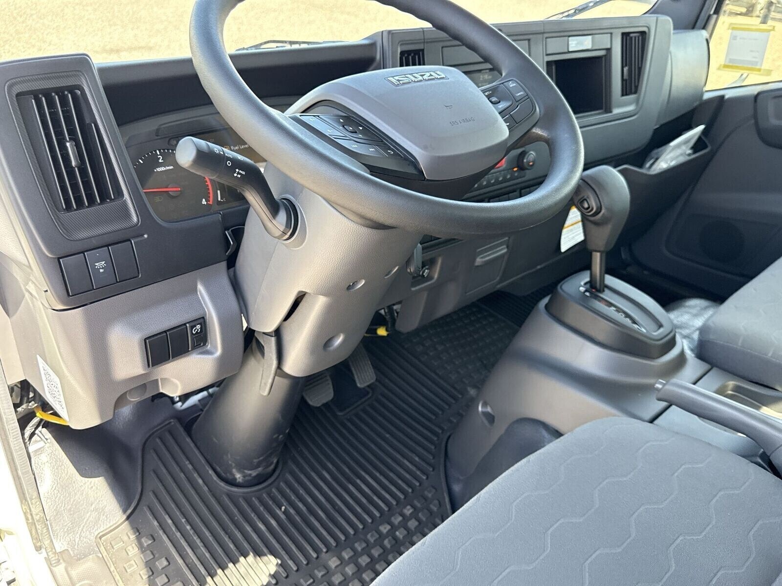 2025 Isuzu NPR photo 5