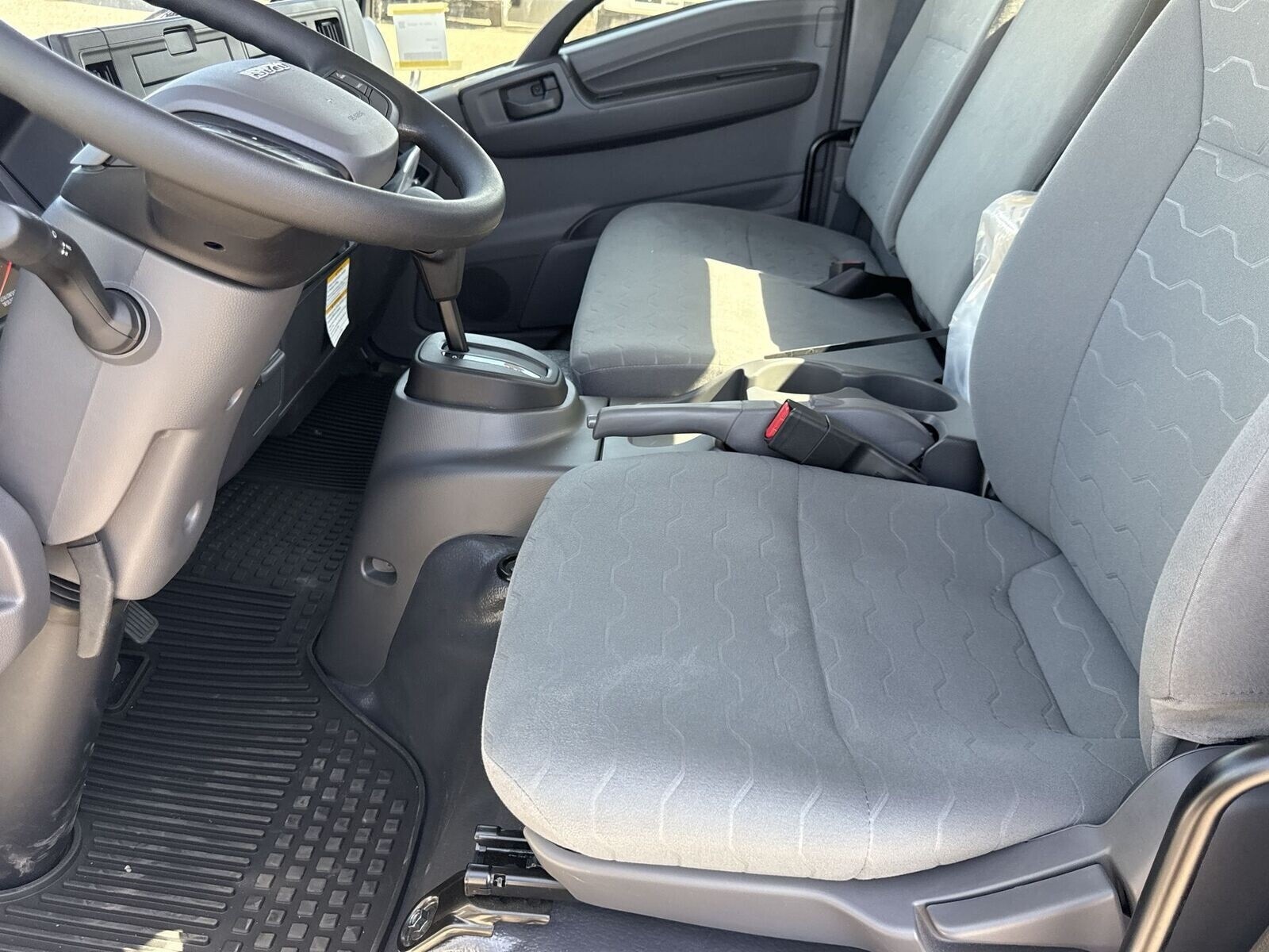 2025 Isuzu NPR photo 9