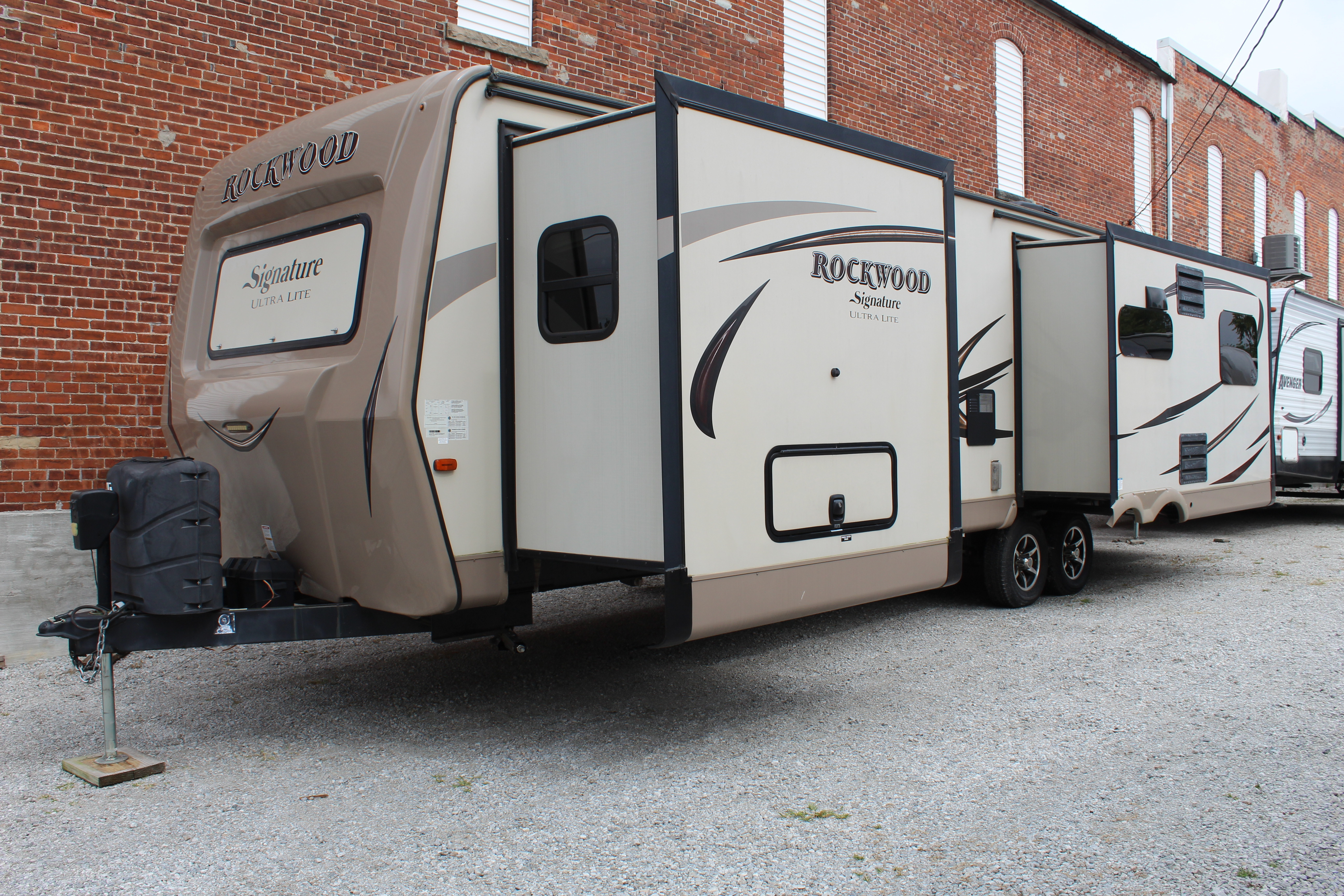 2017 Forest River ROCKWOOD SIGNATURE 8329SS in bradner OH