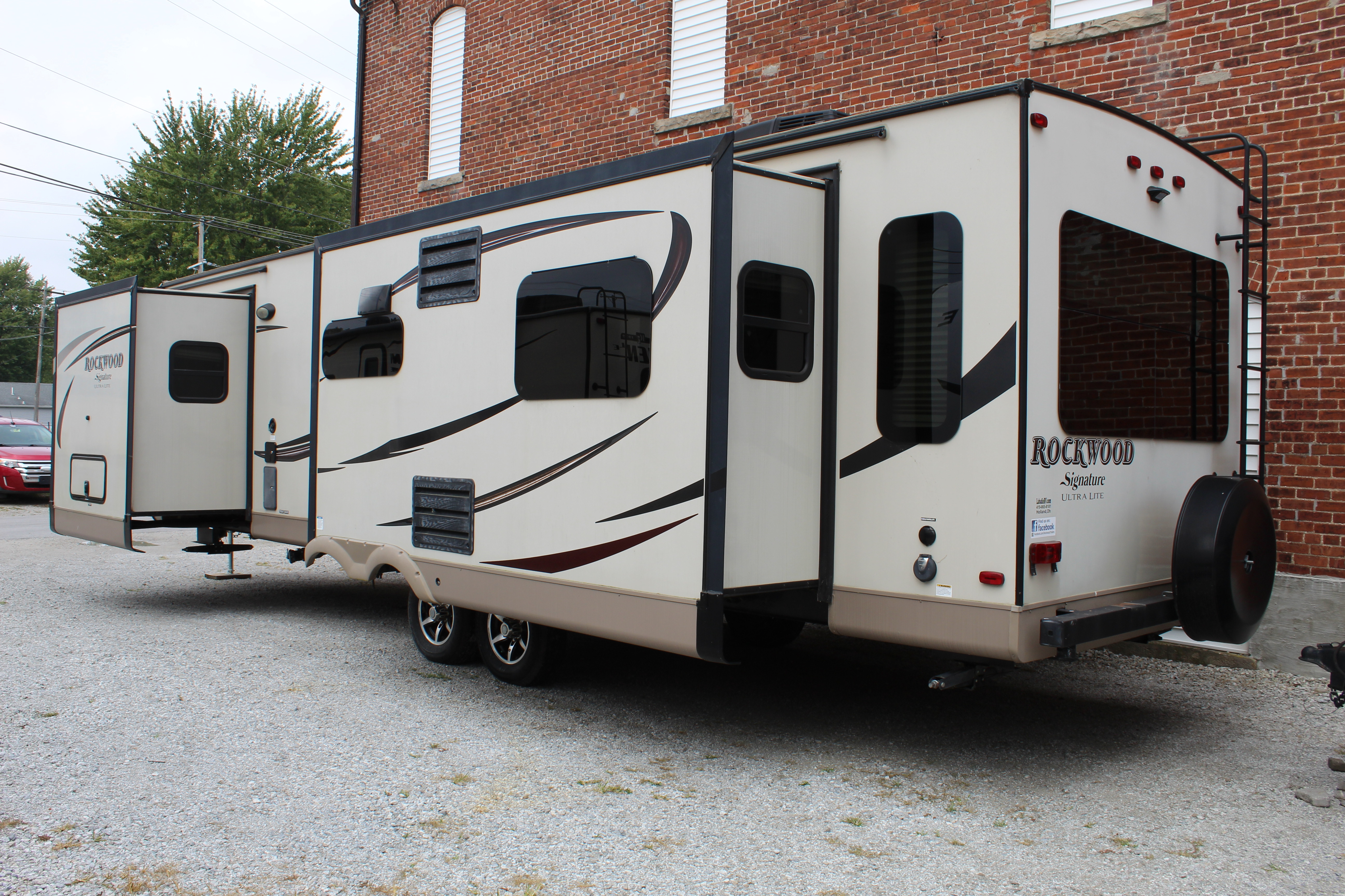 2017 Forest River ROCKWOOD SIGNATURE 8329SS in bradner OH