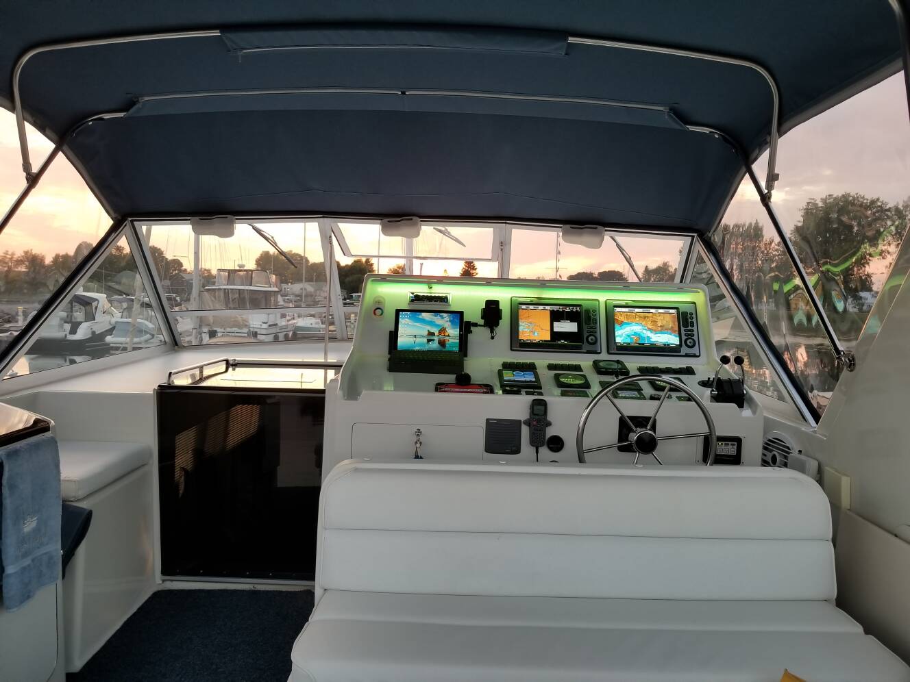A photo of this 1989 Chris-Craft 381