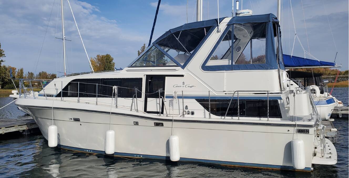 A photo of this 1989 Chris-Craft 381