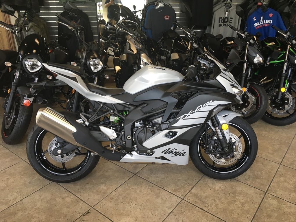 ホワイト、ブラック カワサキ Ninja ZX－4R SE 2026年モデル パール