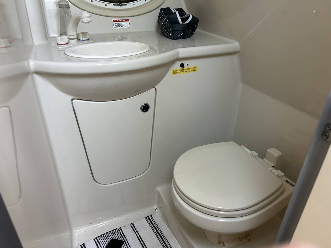 A photo of this 2011 Bayliner 285 Cruiser