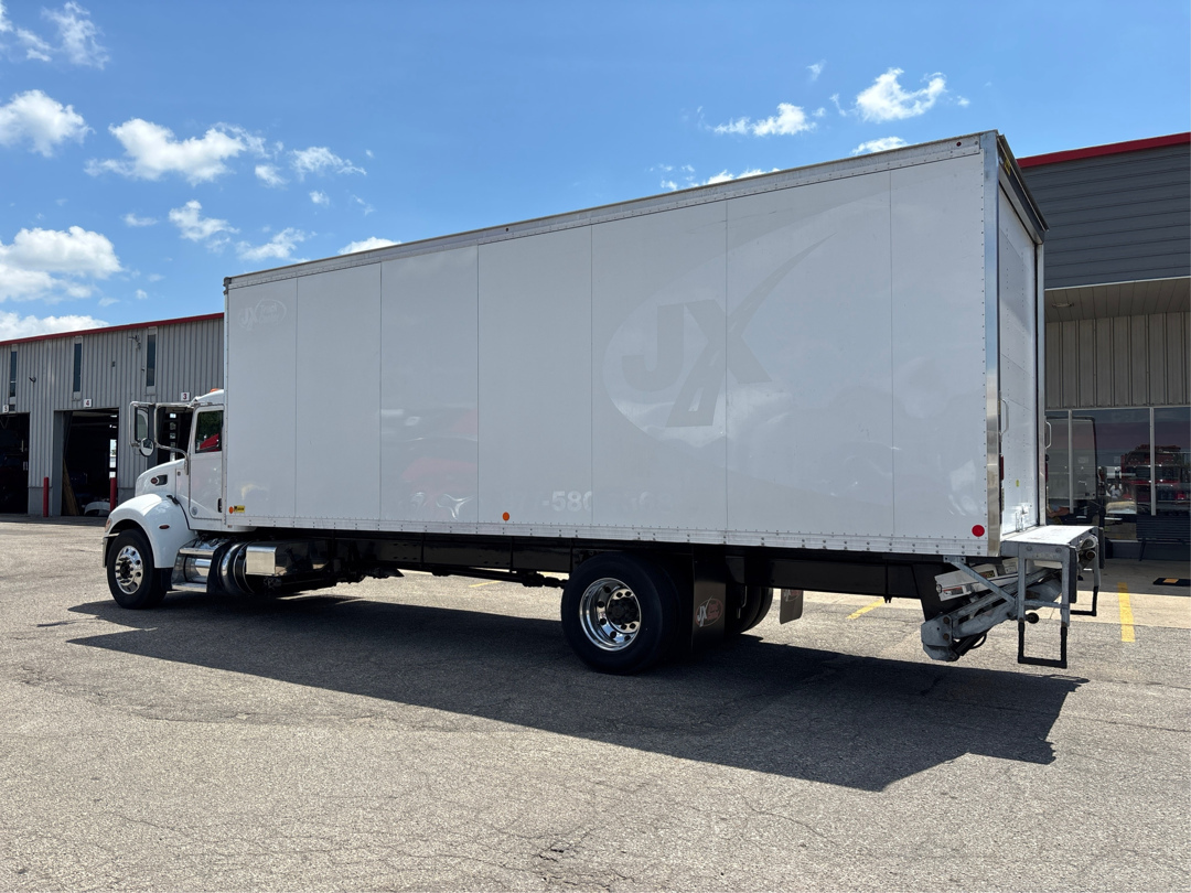 2020 Peterbilt 337 photo 4