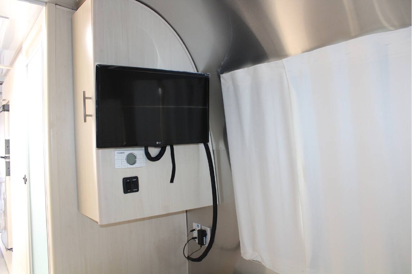 A photo of this 2022 Airstream FLYING CLOUD 27FB TWIN