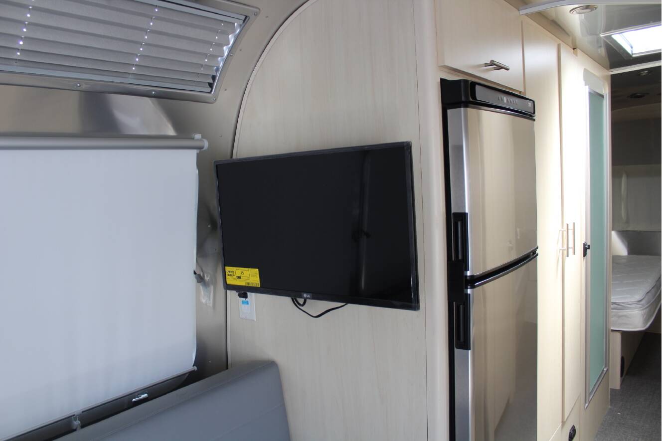 A photo of this 2022 Airstream FLYING CLOUD 27FB TWIN