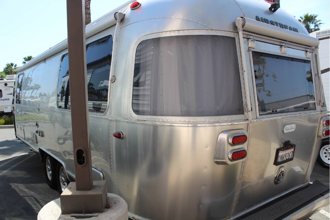 A photo of this 2022 Airstream FLYING CLOUD 27FB TWIN