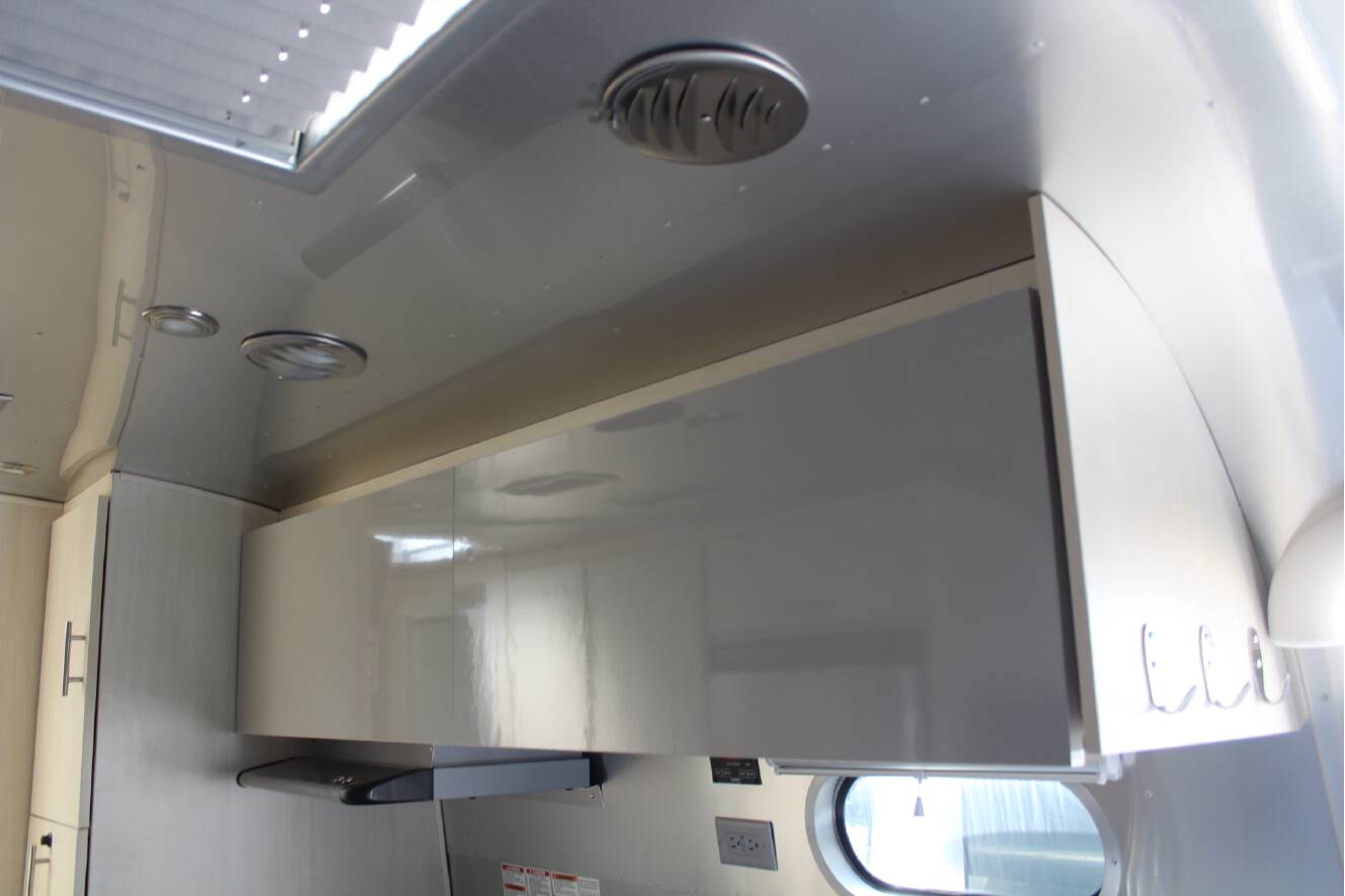 A photo of this 2022 Airstream FLYING CLOUD 27FB TWIN