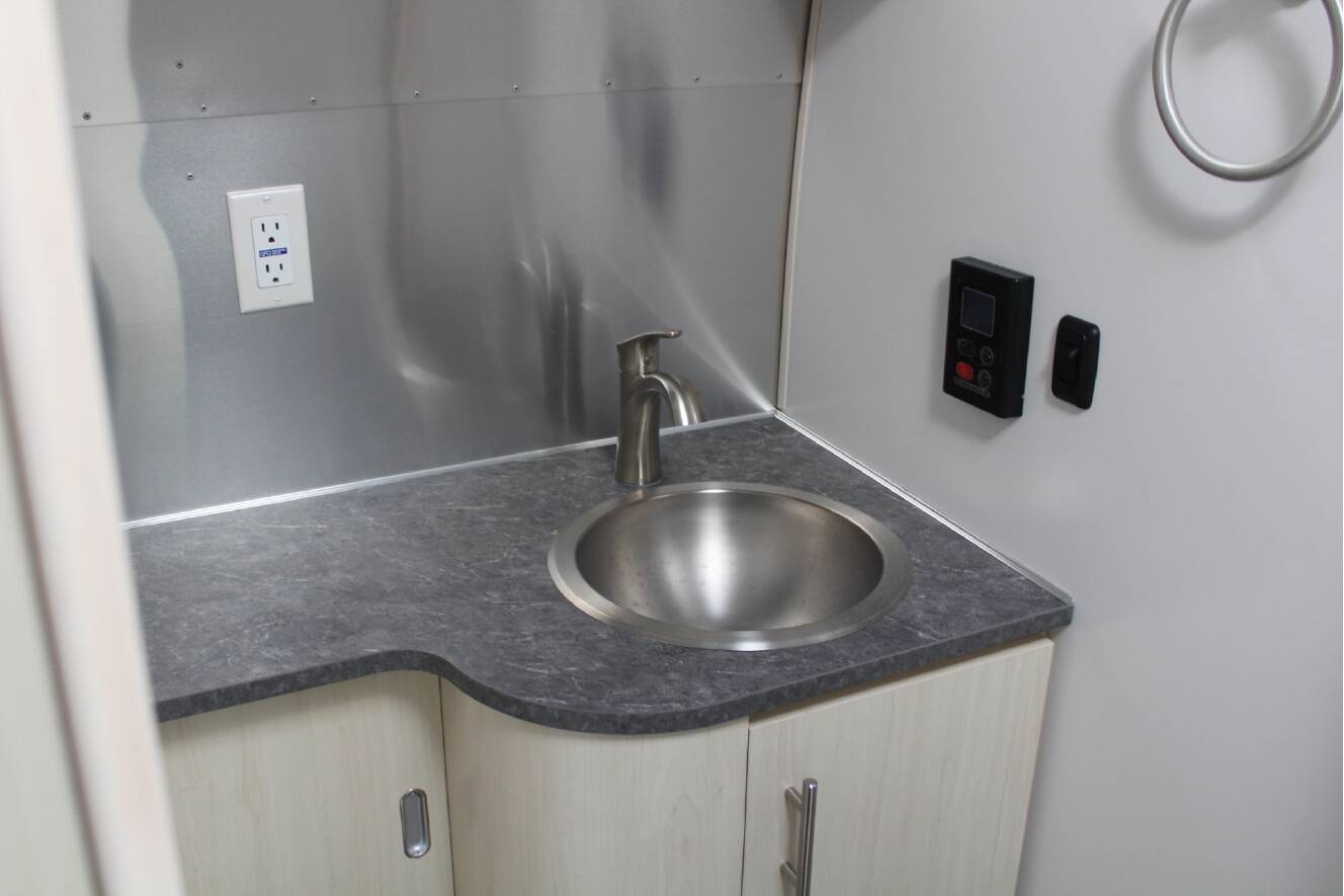 A photo of this 2022 Airstream FLYING CLOUD 27FB TWIN