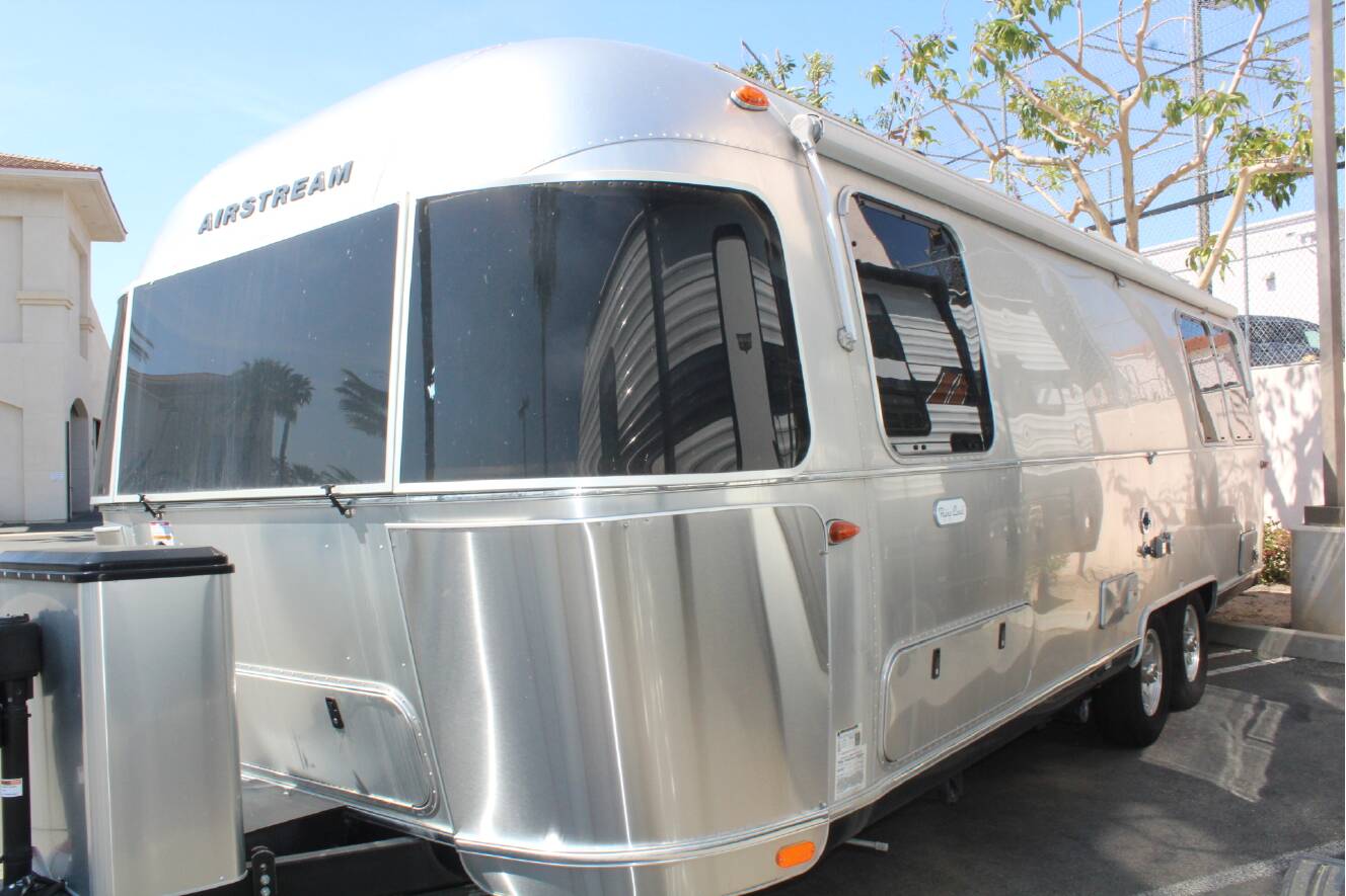A photo of this 2022 Airstream FLYING CLOUD 27FB TWIN