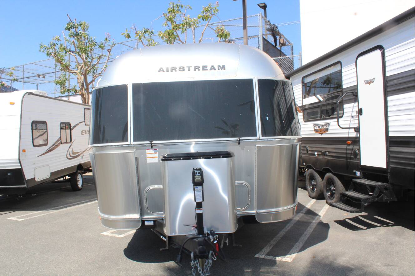 A photo of this 2022 Airstream FLYING CLOUD 27FB TWIN