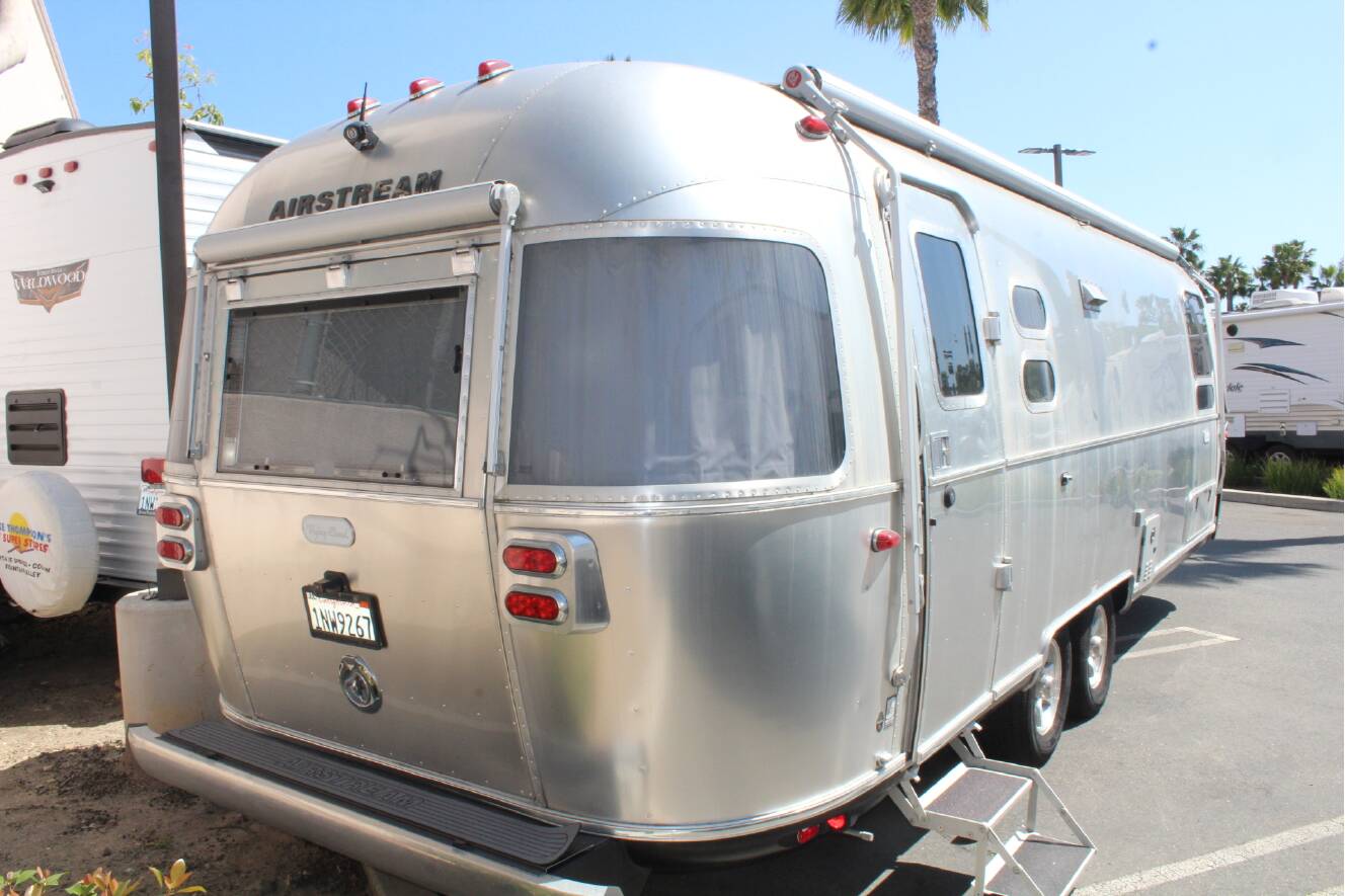 A photo of this 2022 Airstream FLYING CLOUD 27FB TWIN