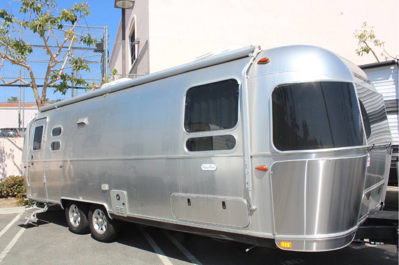 A photo of this 2022 Airstream FLYING CLOUD 27FB TWIN