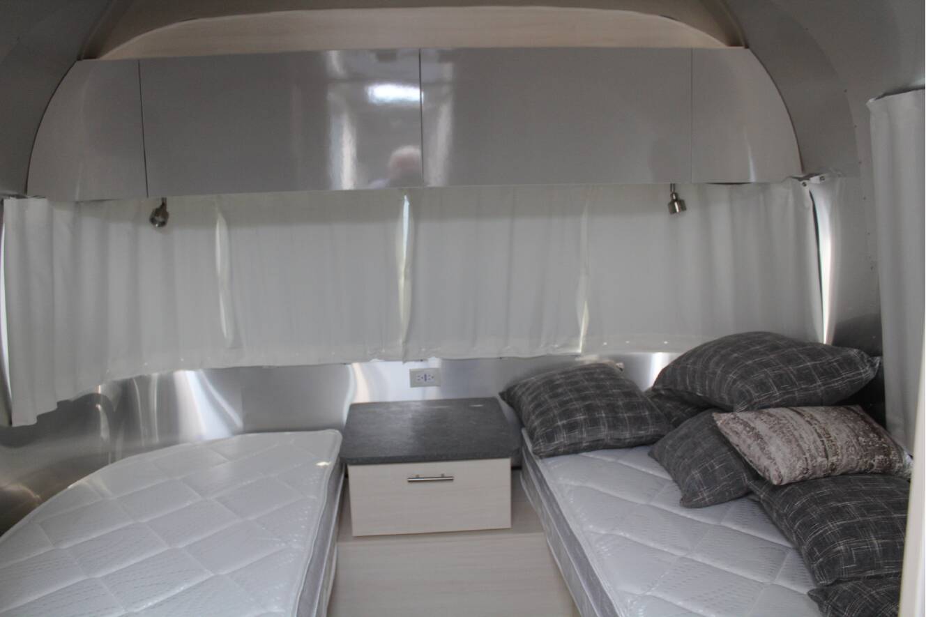 A photo of this 2022 Airstream FLYING CLOUD 27FB TWIN