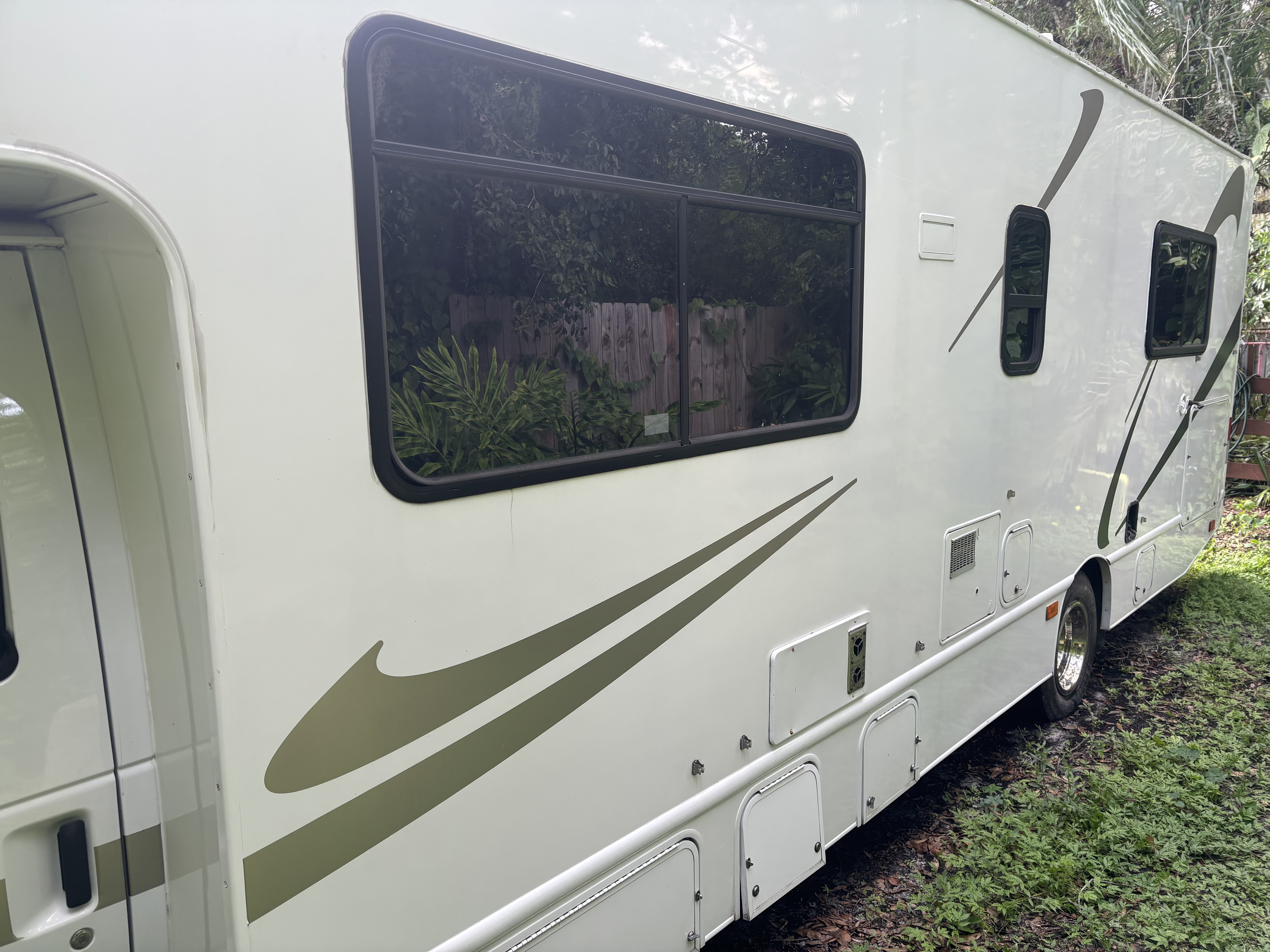 2015 Thor Motor Coach FOUR WINDS MAJESTIC 28A in wesley chapel FL