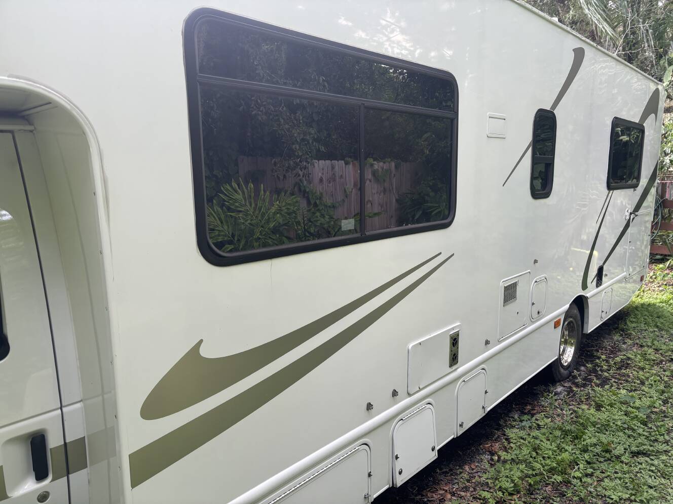 A photo of this 2015 Thor Motor Coach FOUR WINDS MAJESTIC 28A