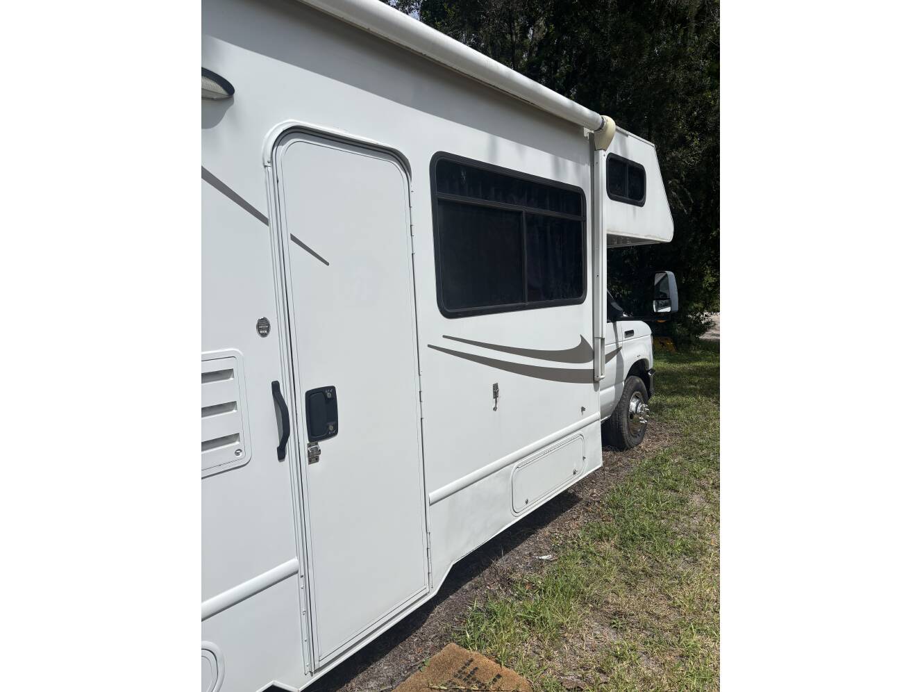A photo of this 2015 Thor Motor Coach FOUR WINDS MAJESTIC 28A