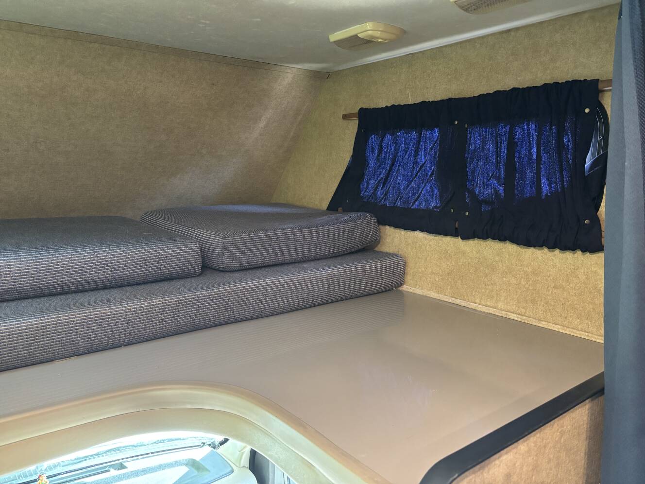 A photo of this 2015 Thor Motor Coach FOUR WINDS MAJESTIC 28A