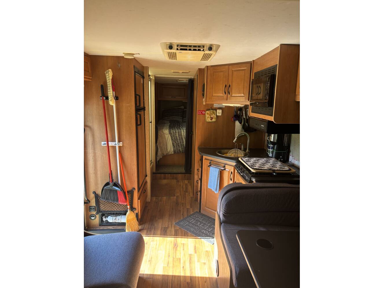 A photo of this 2015 Thor Motor Coach FOUR WINDS MAJESTIC 28A