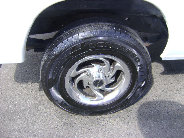 1999 Ford E-150 photo 8