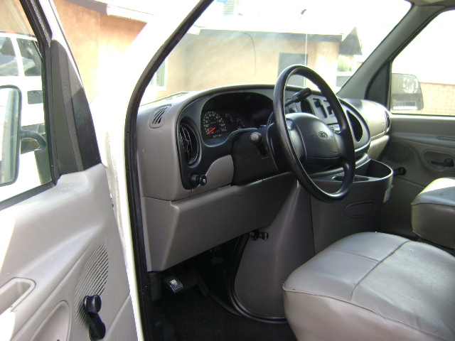 1999 Ford E-150 photo 9
