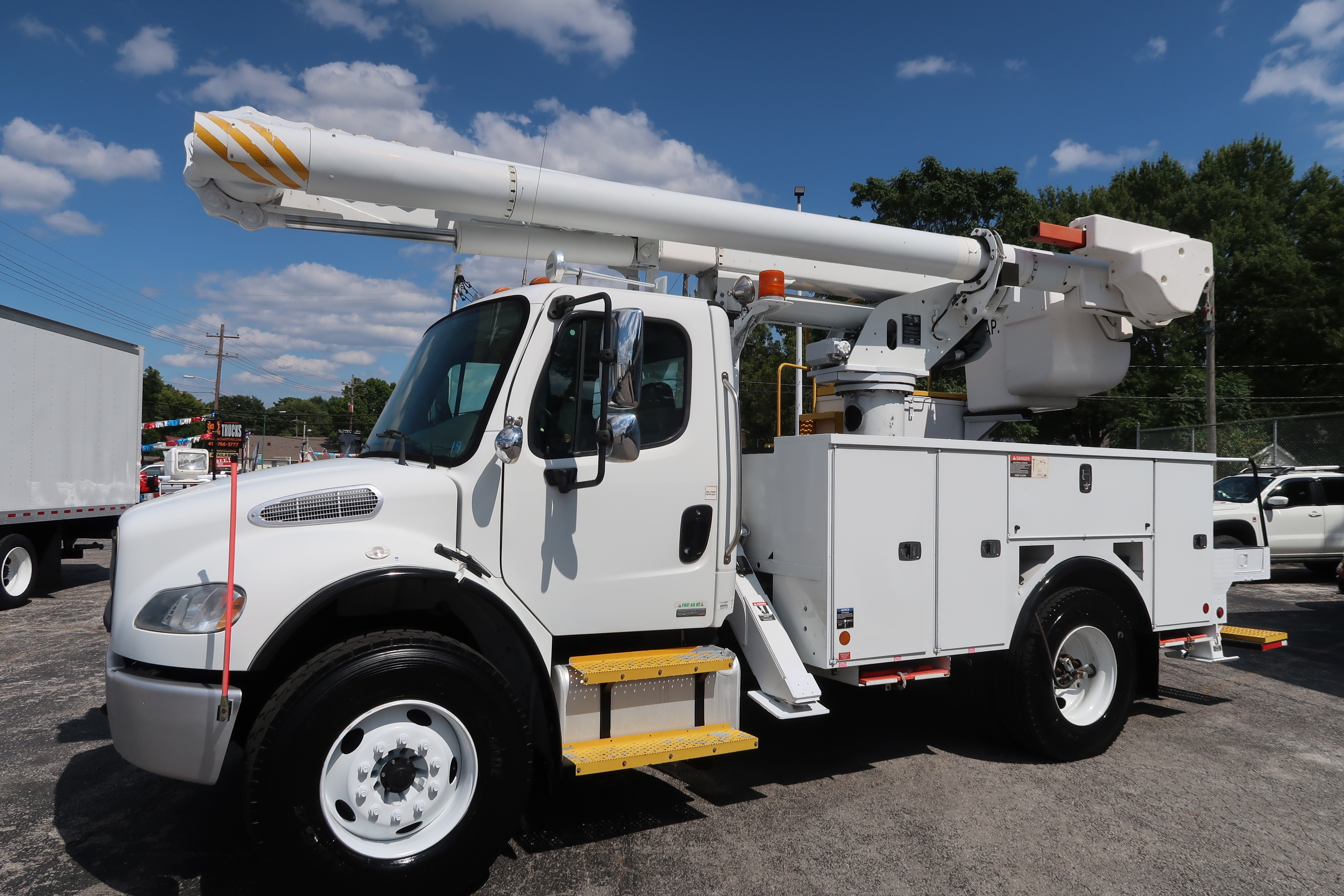 2010 FREIGHTLINER M2 106 BUCKET TRUCK CUMMINS 6.7~ONLY 1,700 ENGINE HOURS in Springfield, MO