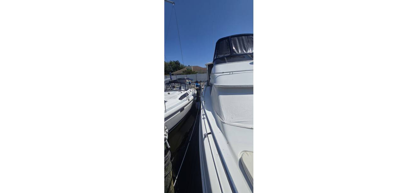 A photo of this 2006 Carver 444 Cockpit Motoryacht