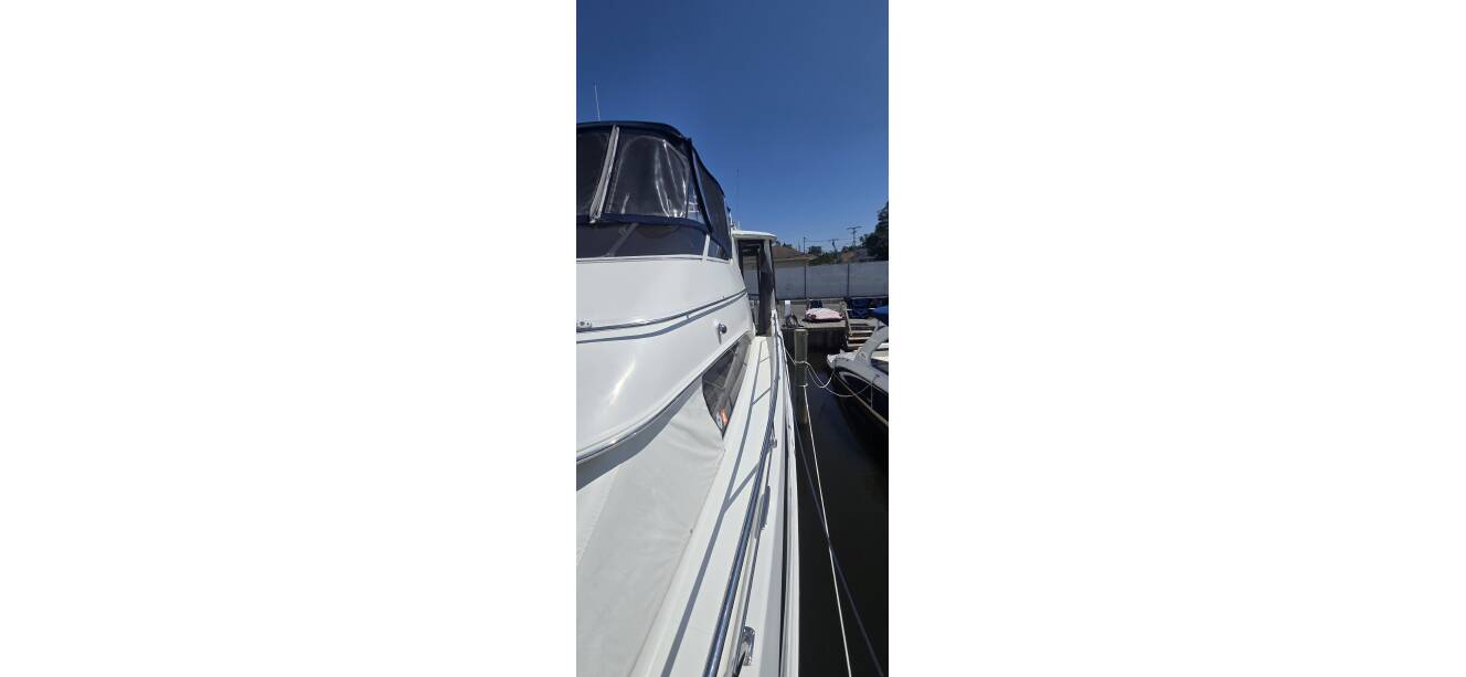 A photo of this 2006 Carver 444 Cockpit Motoryacht