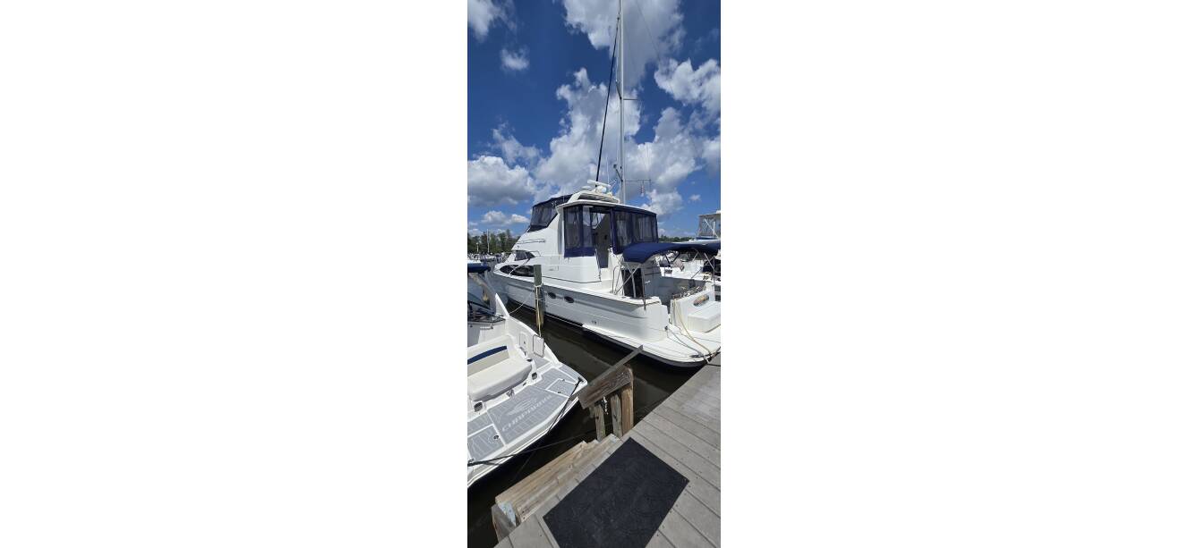 A photo of this 2006 Carver 444 Cockpit Motoryacht