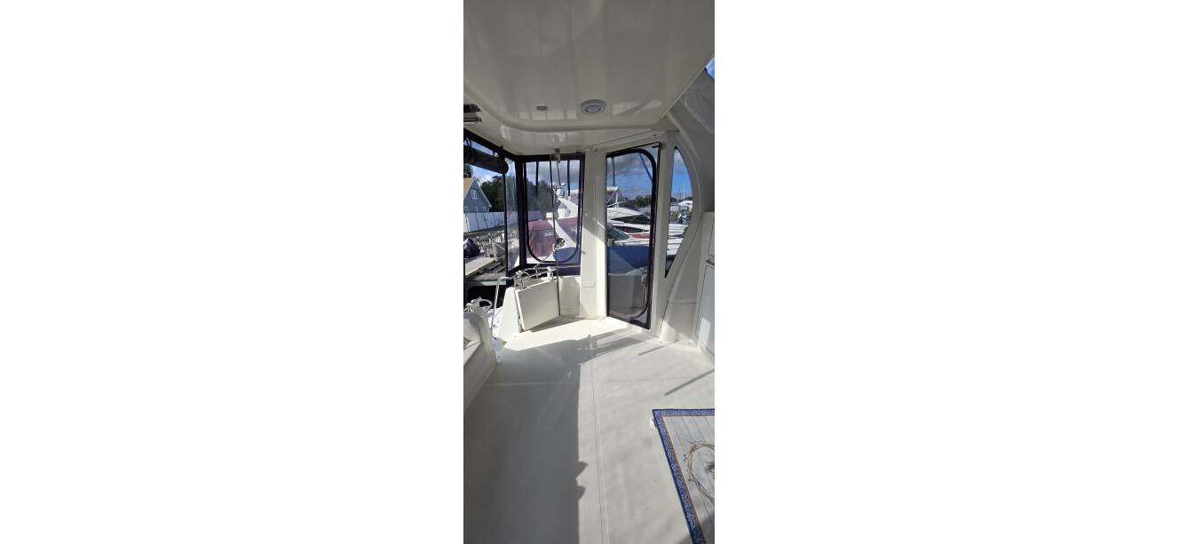 A photo of this 2006 Carver 444 Cockpit Motoryacht