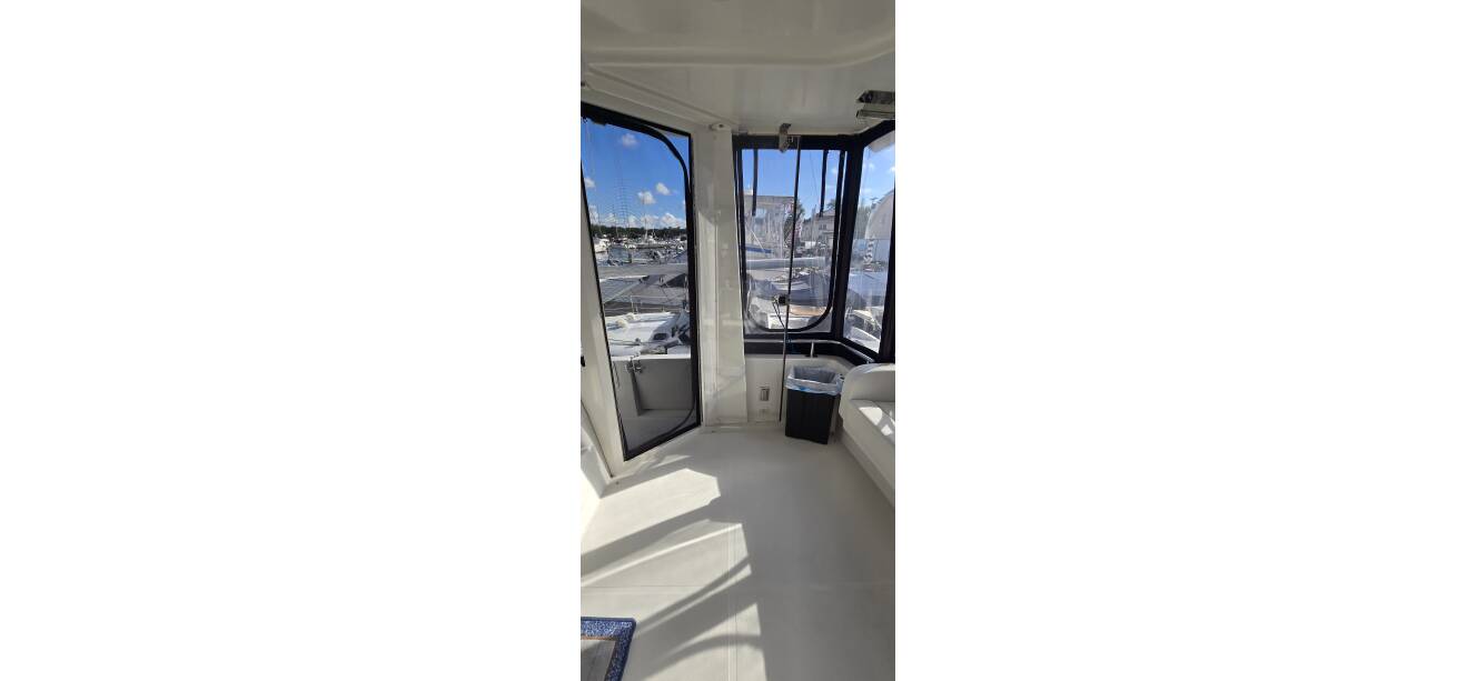 A photo of this 2006 Carver 444 Cockpit Motoryacht