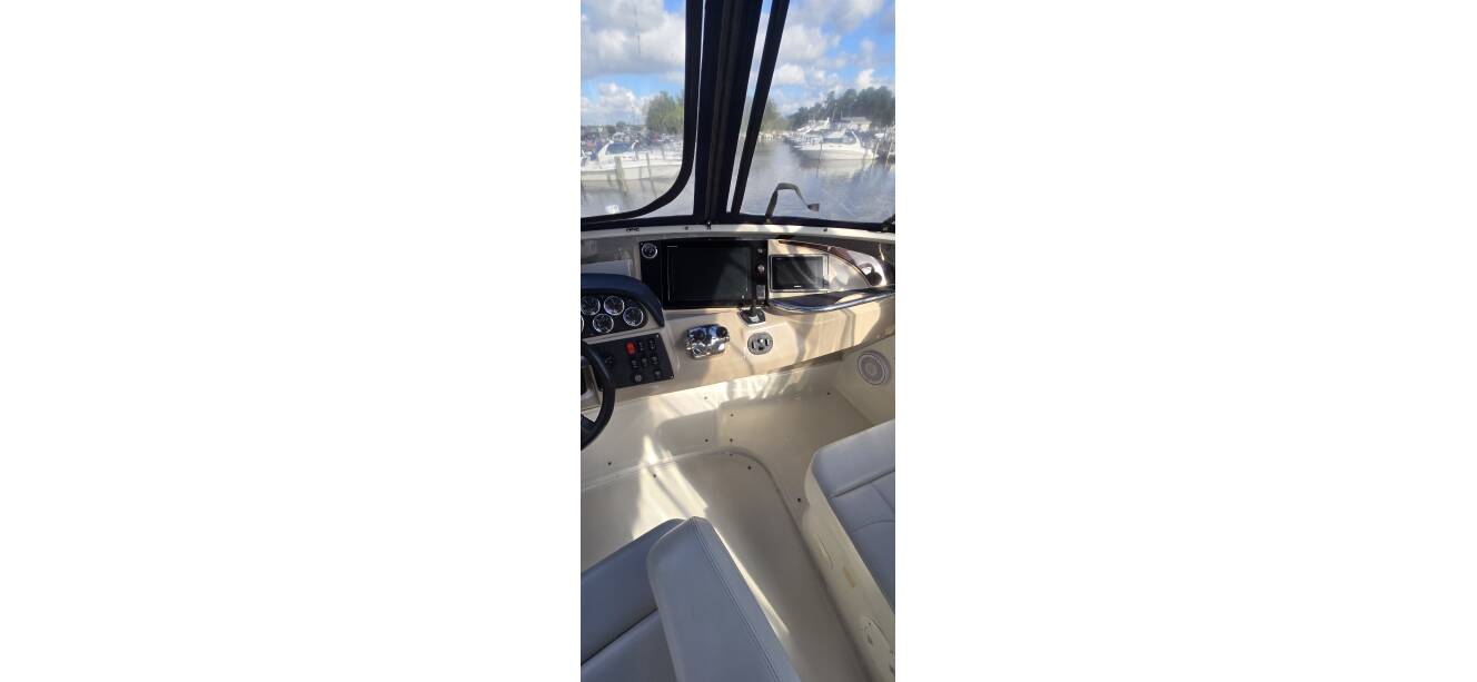 A photo of this 2006 Carver 444 Cockpit Motoryacht