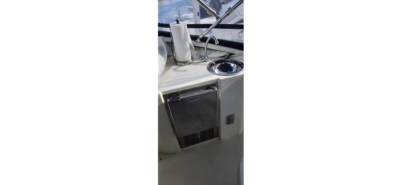 A photo of this 2006 Carver 444 Cockpit Motoryacht