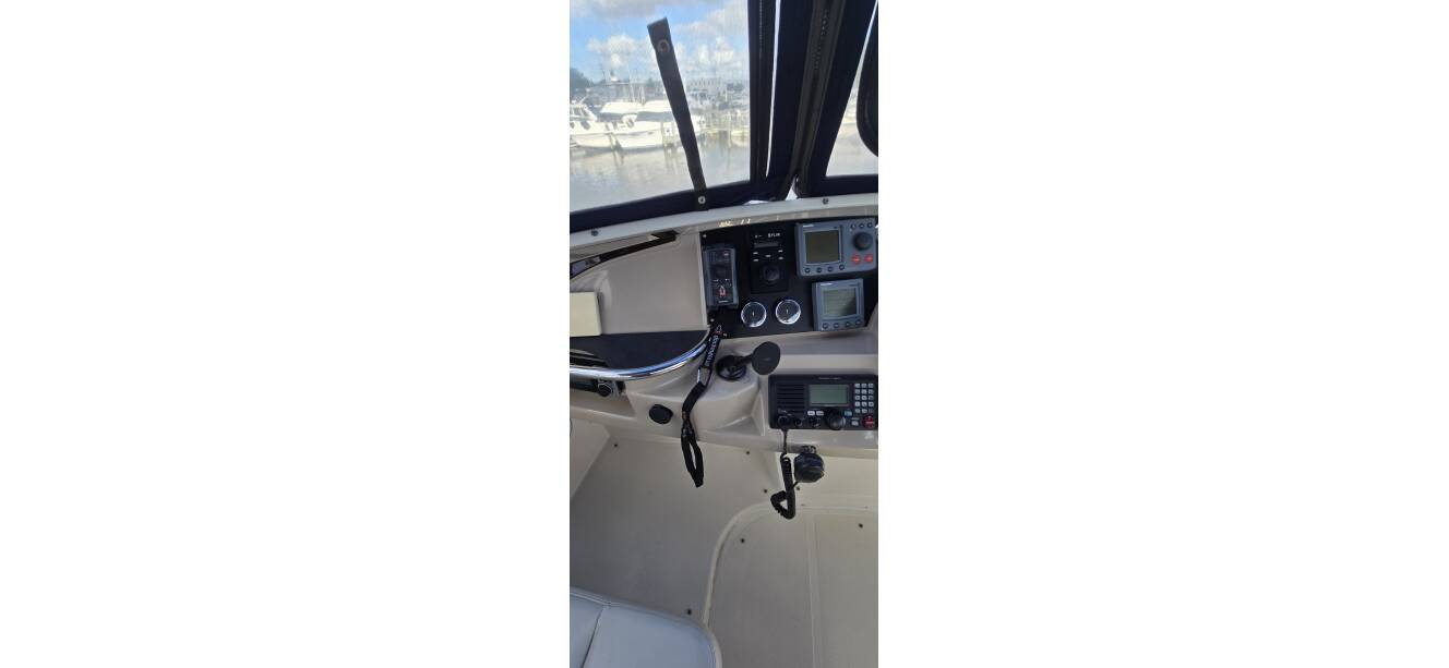 A photo of this 2006 Carver 444 Cockpit Motoryacht