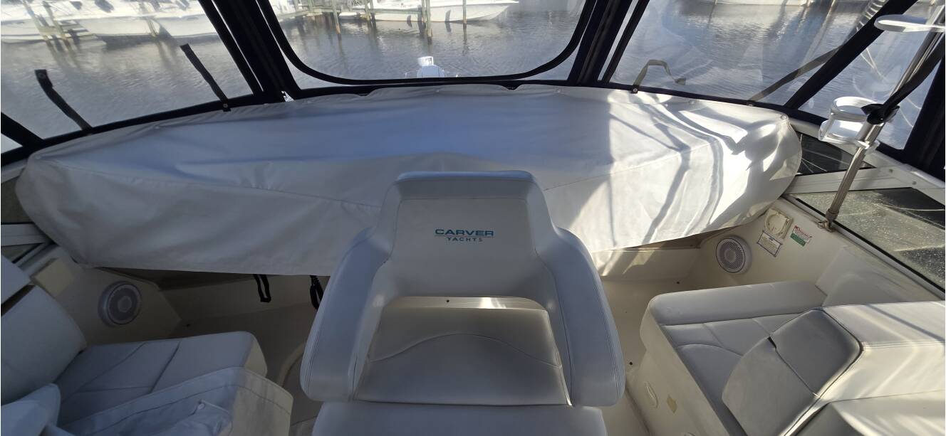 A photo of this 2006 Carver 444 Cockpit Motoryacht