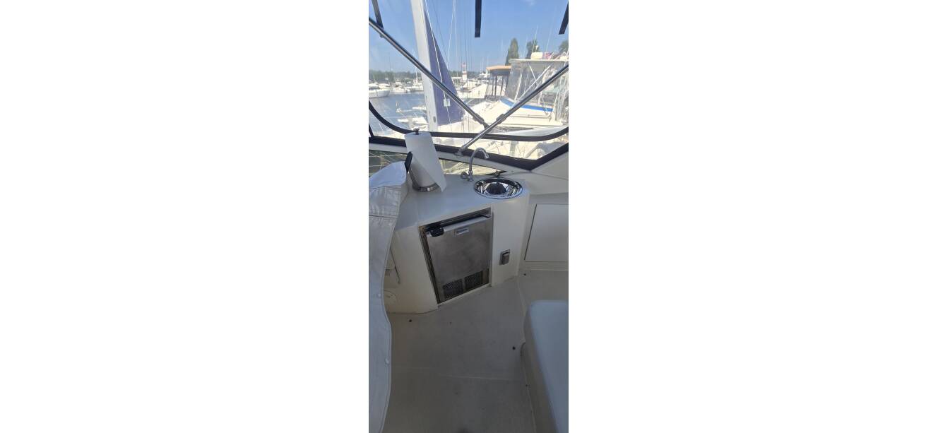 A photo of this 2006 Carver 444 Cockpit Motoryacht