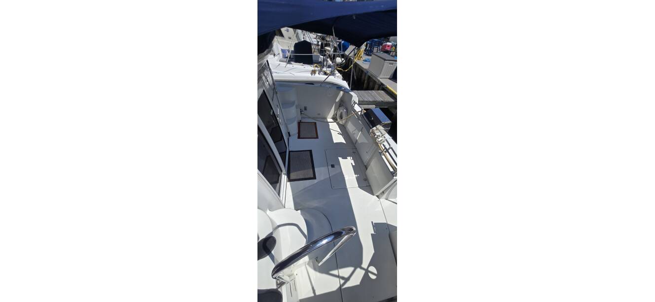 A photo of this 2006 Carver 444 Cockpit Motoryacht