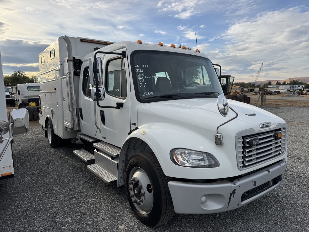 2011 FREIGHTLINER BUSINESS CLASS M2 106 in Yakima, WA