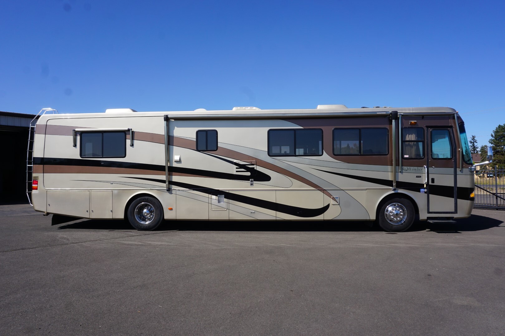2002 Monaco WINDSOR Class A Diesel Motorhome - Diesel Pusher RV