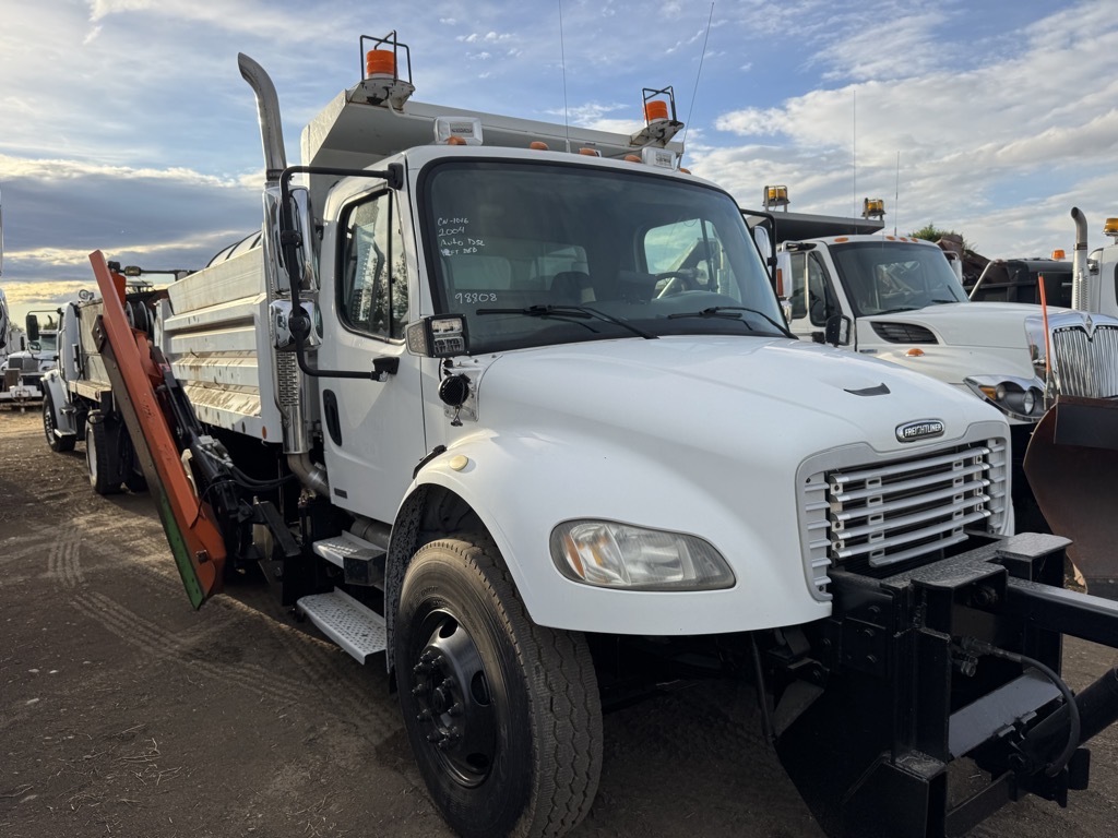 2004 FREIGHTLINER BUSINESS CLASS M2 106 in Yakima, WA