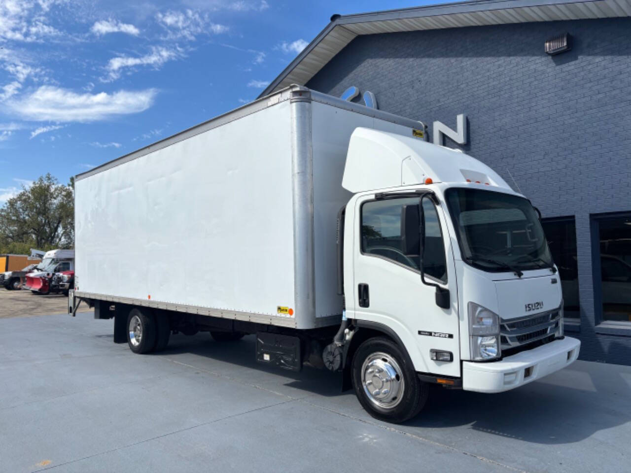 2017 Isuzu NQR photo 2