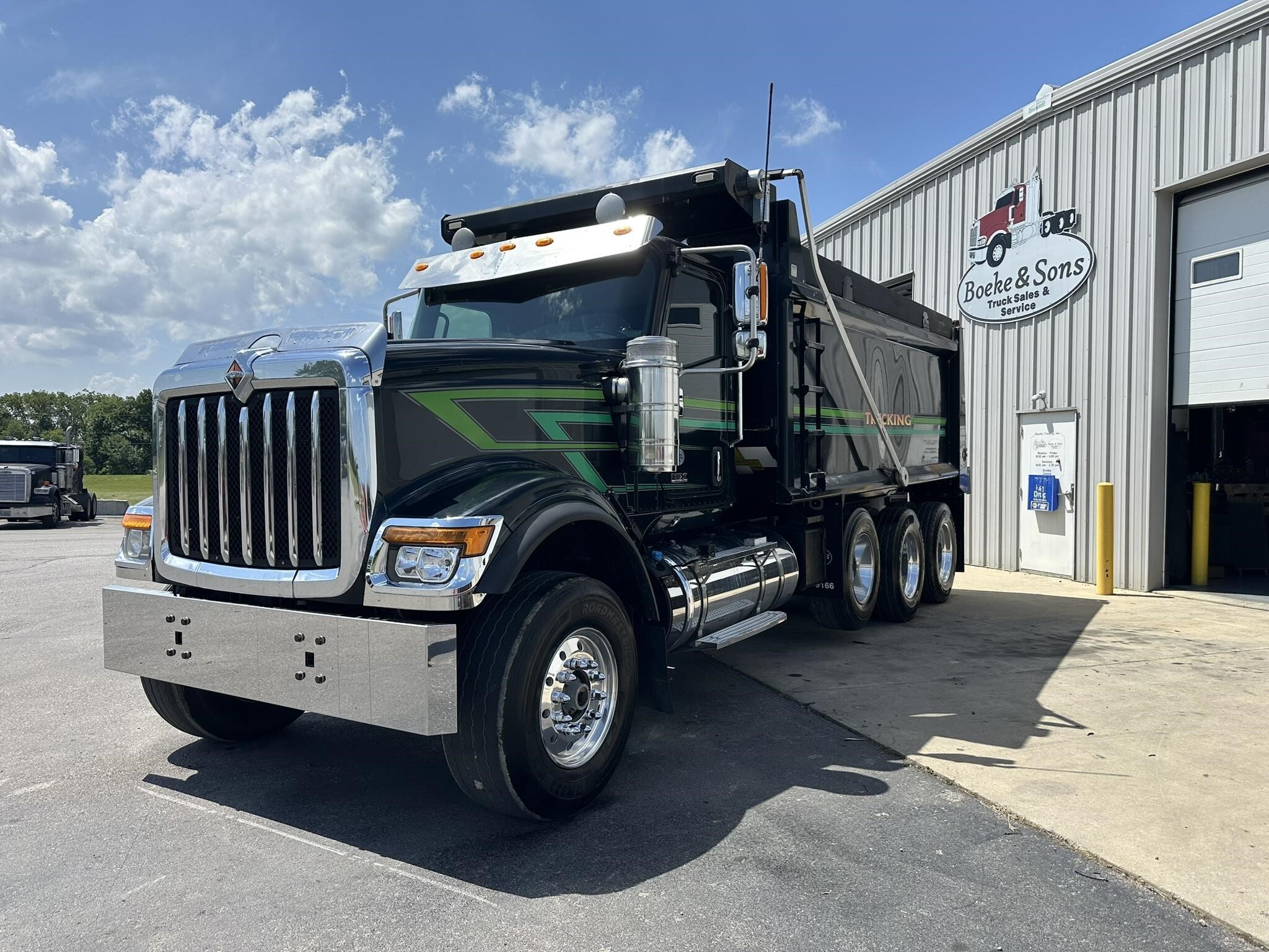 洋書 INTERNATIONAL TRUCKS hq720.jpg?sqp=-