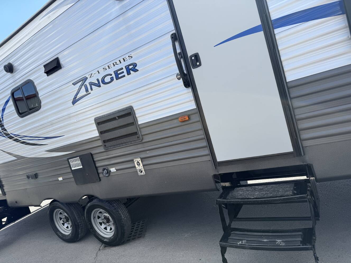 A photo of this 2017 Crossroads ZINGER 291RL