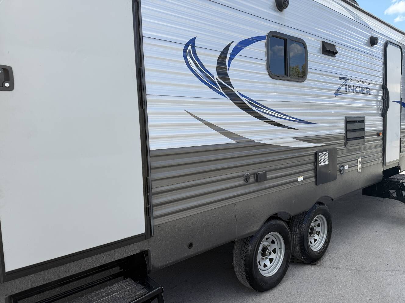 A photo of this 2017 Crossroads ZINGER 291RL