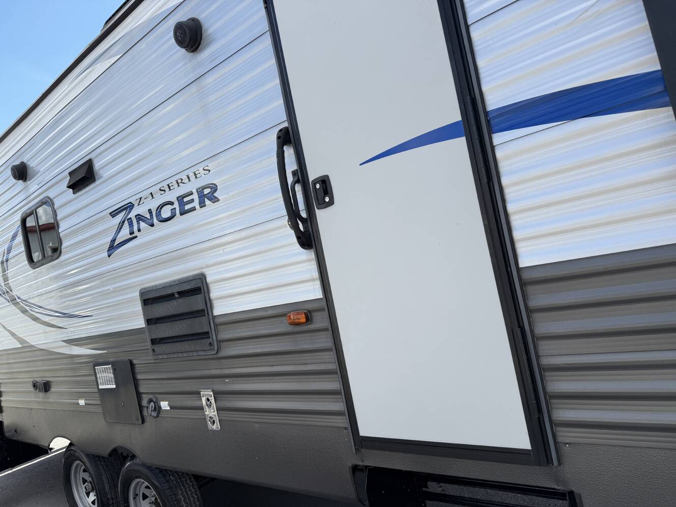 A photo of this 2017 Crossroads ZINGER 291RL