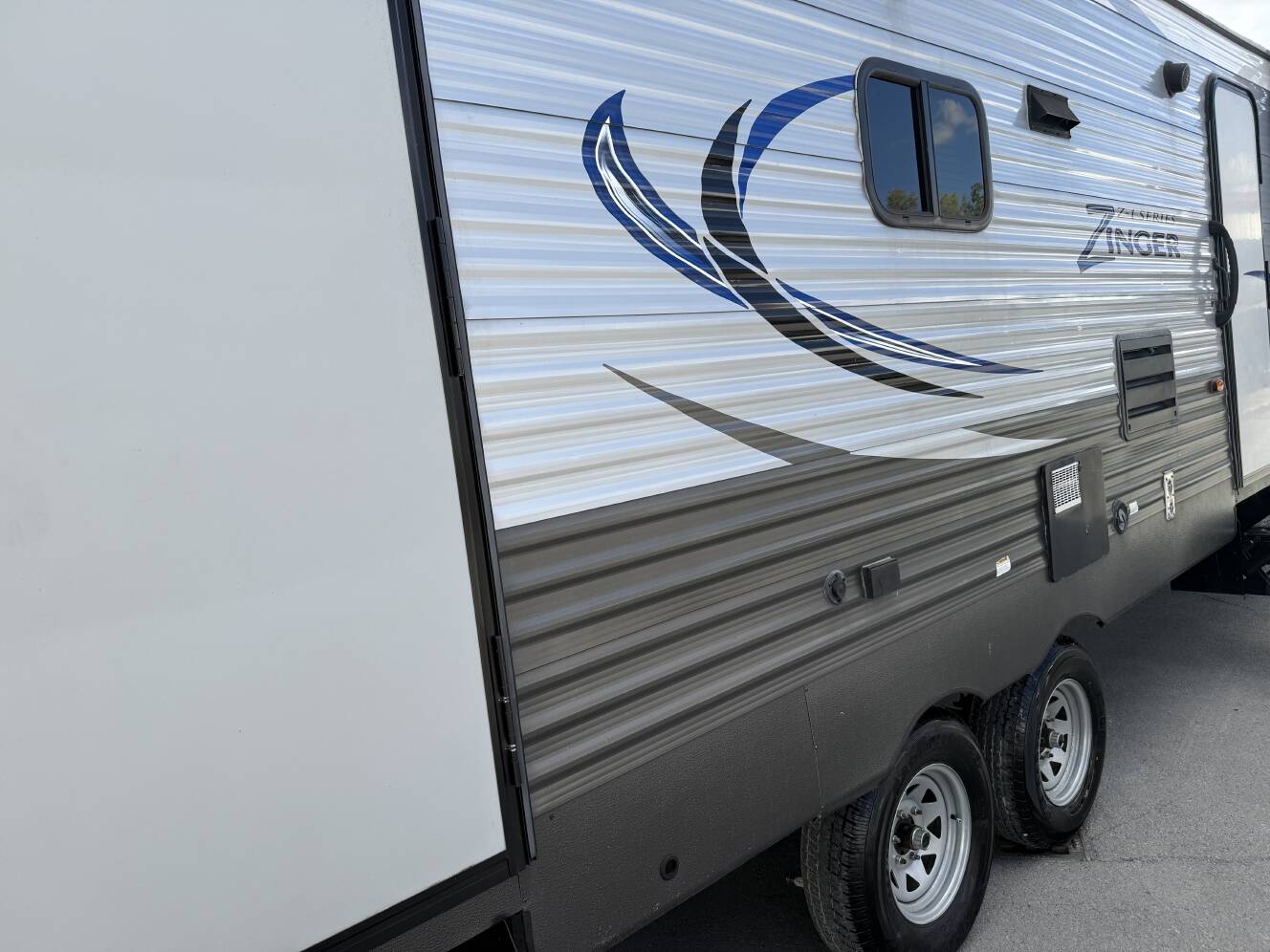 A photo of this 2017 Crossroads ZINGER 291RL