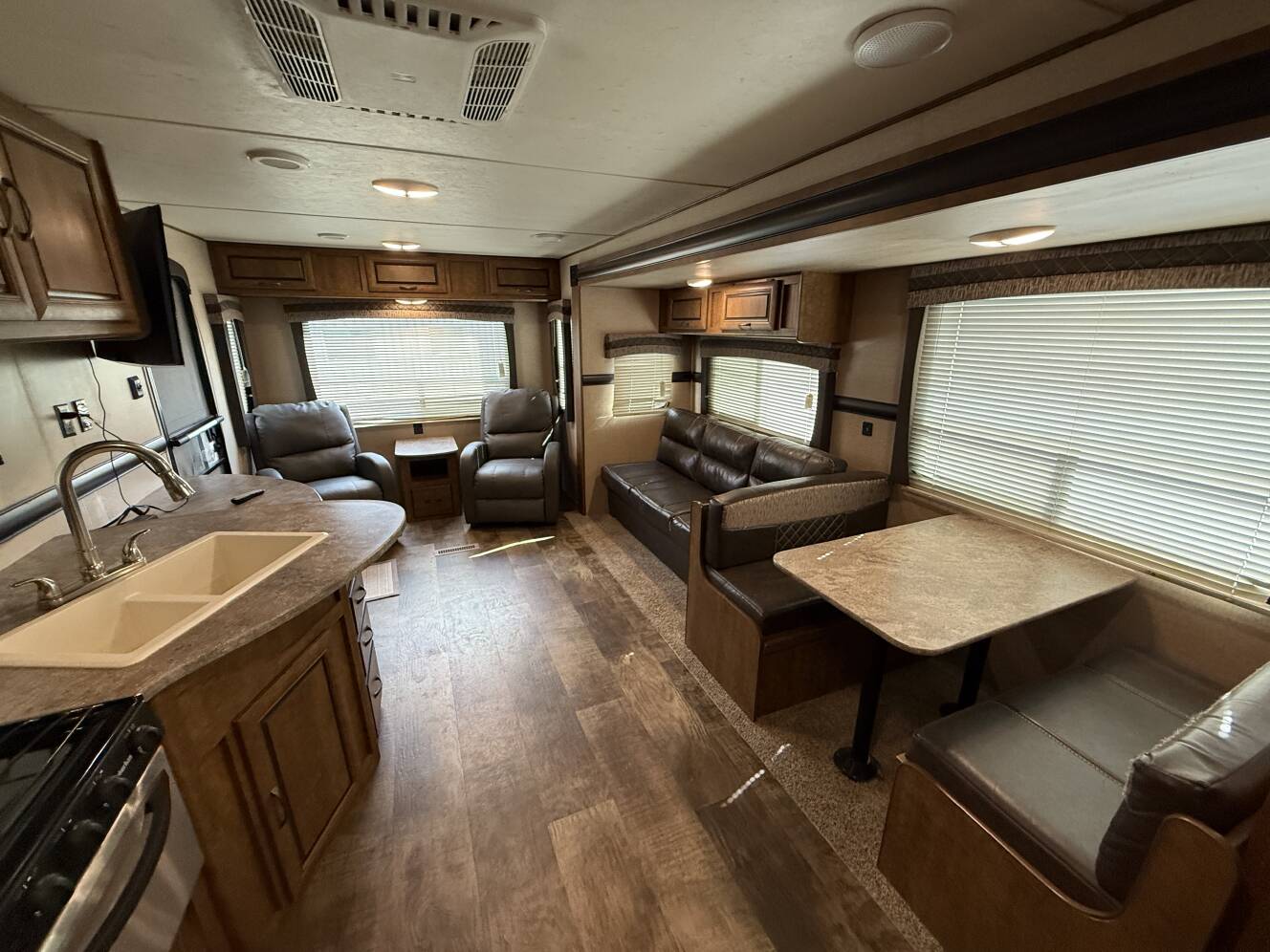 A photo of this 2017 Crossroads ZINGER 291RL