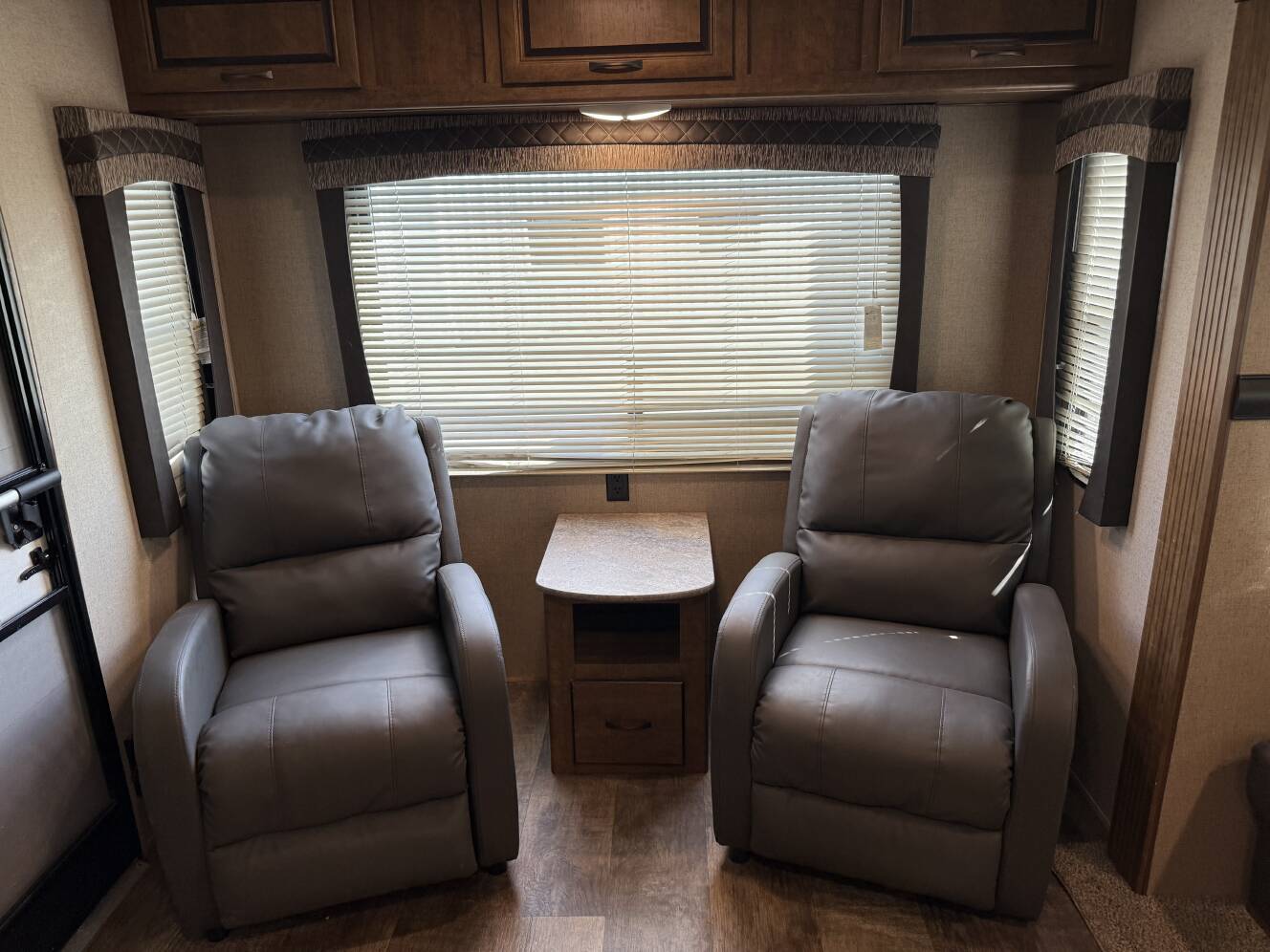 A photo of this 2017 Crossroads ZINGER 291RL